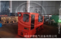 架線式電機(jī)車為什么禁止在停穩(wěn)前反向行駛？